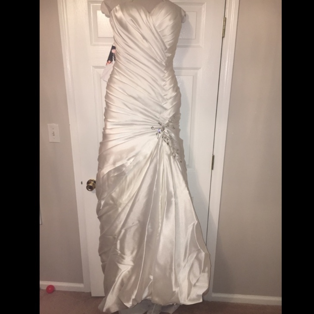 Unused, New Pnina Tornai Wedding Dress